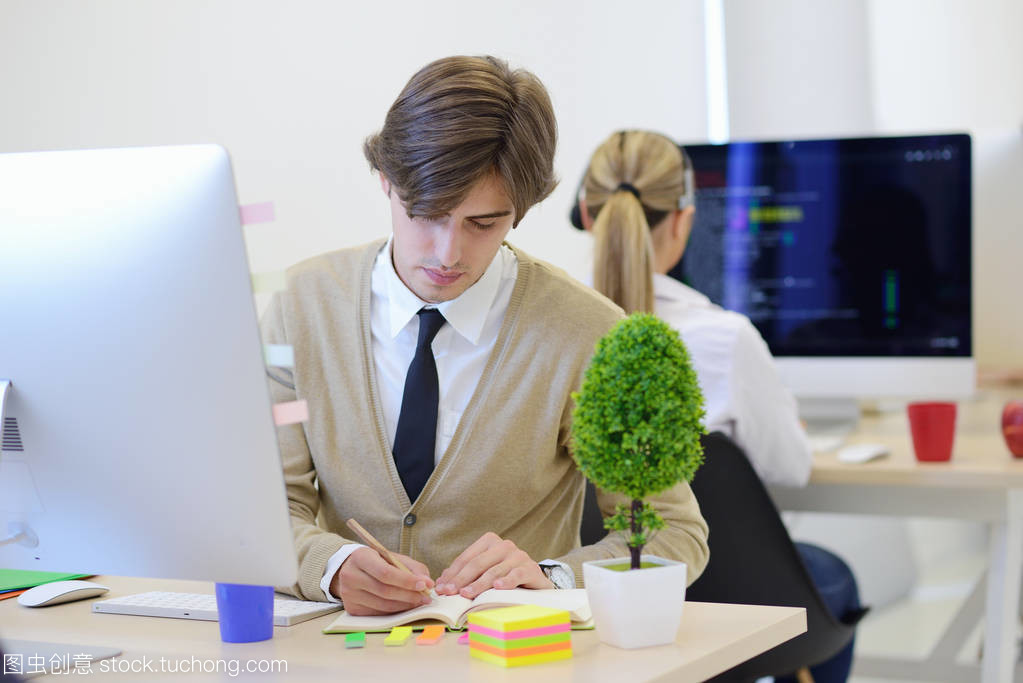 優(yōu)化辦公室軟件開發(fā) 網(wǎng)絡(luò)技術(shù)服務(wù)的賦能與挑戰(zhàn)